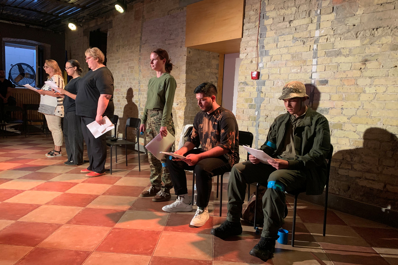 Фрагмент читки пьесы «Мне холодно». Киев, Украина. Фото: Ольга Мусафирова / «Новая газета Европа»