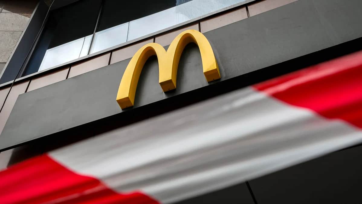 Закрытый ресторан McDonald’s в Москве, 19 мая 2022 года. Фото: Юрий Кочетков / EPA