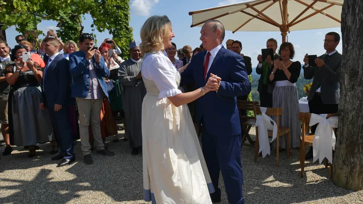 Владимир Путин танцует с главой МИД Австрии Карин Кнайсль во время ее свадьбы, 18 августа 2018 года. Фото: Alexei Druzhinin / Sputnik / KRE