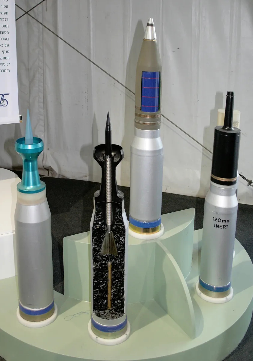 120-мм снаряды израильской фирмы IMI. На переднем плане снаряд М829 (США), выпускаемый IMI по лицензии. Фото: Wikimeda Commons , CC BY-SA 3.0