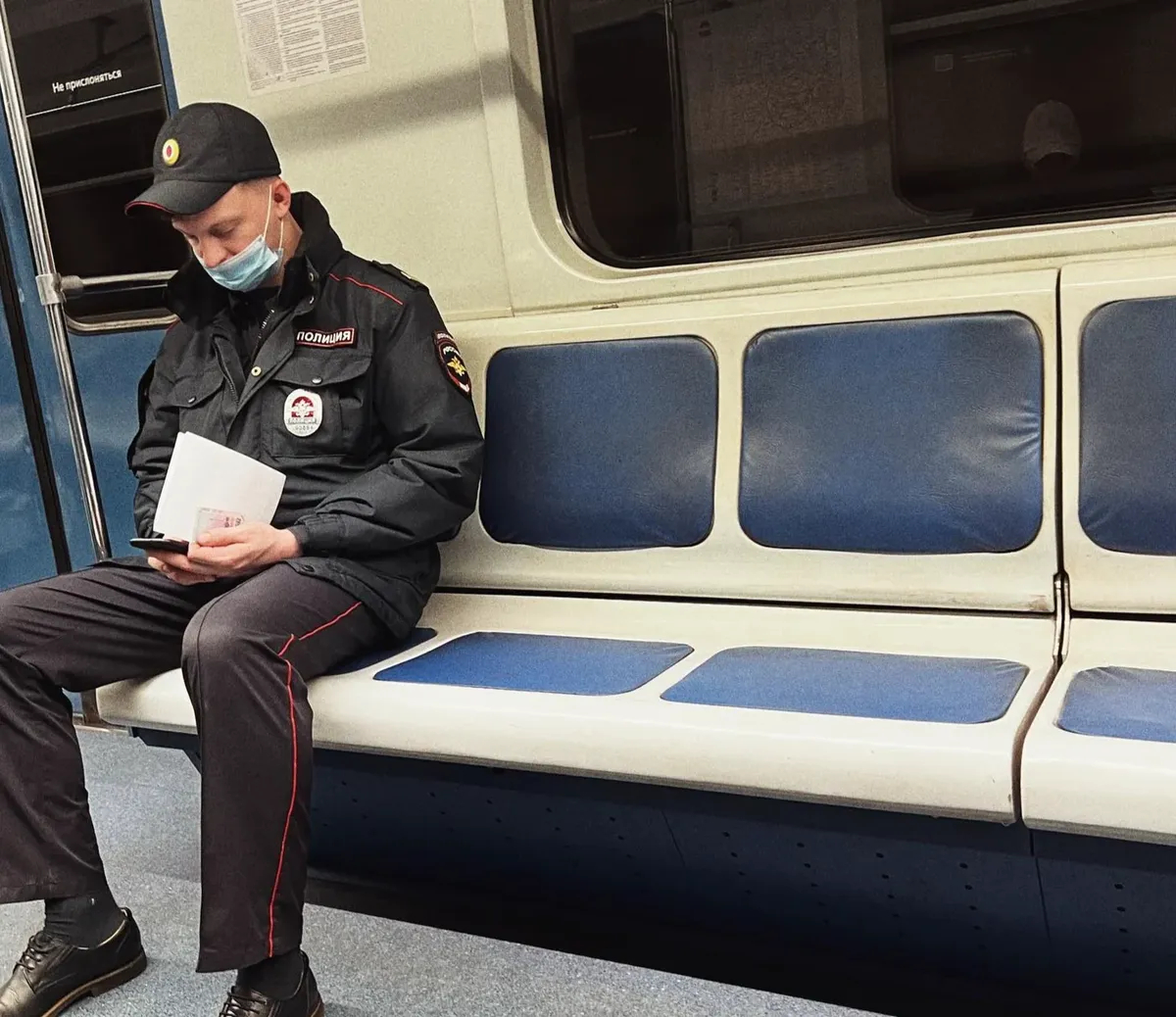 Остер и ее молодой человек едут вместе с полицейским в отдел. Фото: соцсети