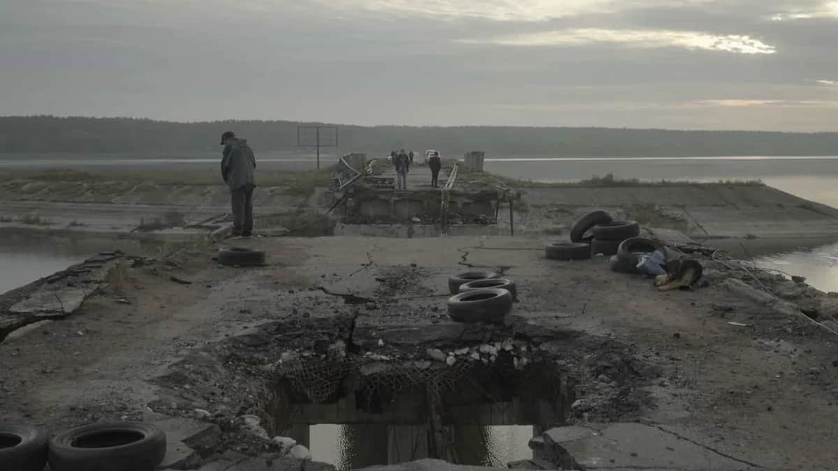 Дорога на Волчанск, кадр из фильма «Мирные люди». Источник: filmscosmos.com