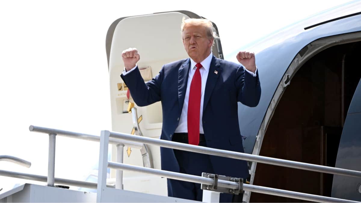 Дональд Трамп выходит из самолета в международном аэропорту Хартсфилд-Джексон в Атланте, штат Джорджия, США, 10 апреля 2024 года. Фото: Edward M. Pio Roda / EPA