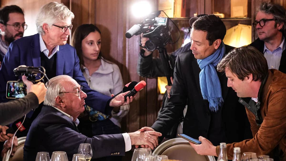 Французский писатель Жан-Батист Андреа пожимает руку председателю жюри Гонкуровской премии Дидье Декуану в ресторане Drouant после получения Гонкуровской литературной премии 2023 года за книгу "Veiller sur elle" в Париже, Франция, 07 ноября 2023 года. Фото: Teresa Suarez / EPA
