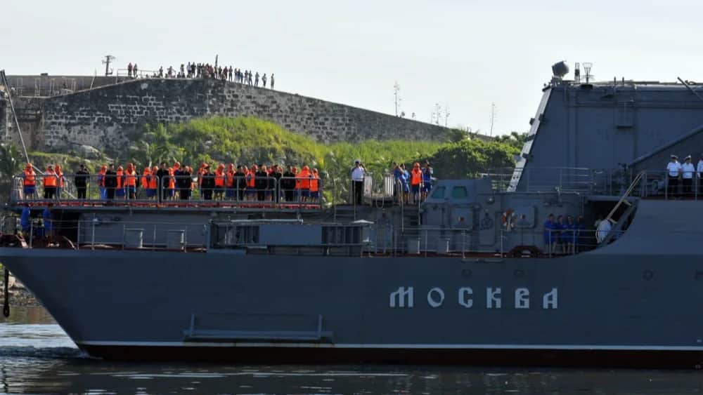 View of the crew of the Russian ship 'Moskva' at their arrival to Havana harbor, in Havana, Cuba, on 03 August 2013. Photo: EPA/Ernesto Mastrascusa