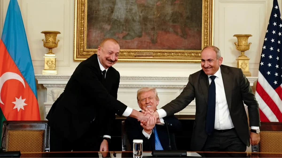 Президент Азербайджана Ильхам Алиев, Дональд Трамп и премьер-министр Армении Никол Пашинян во время церемонии подписания соглашения в Белом доме, Вашингтон, США, 8 августа 2025 года. Фото: Nathan Howard / EPA