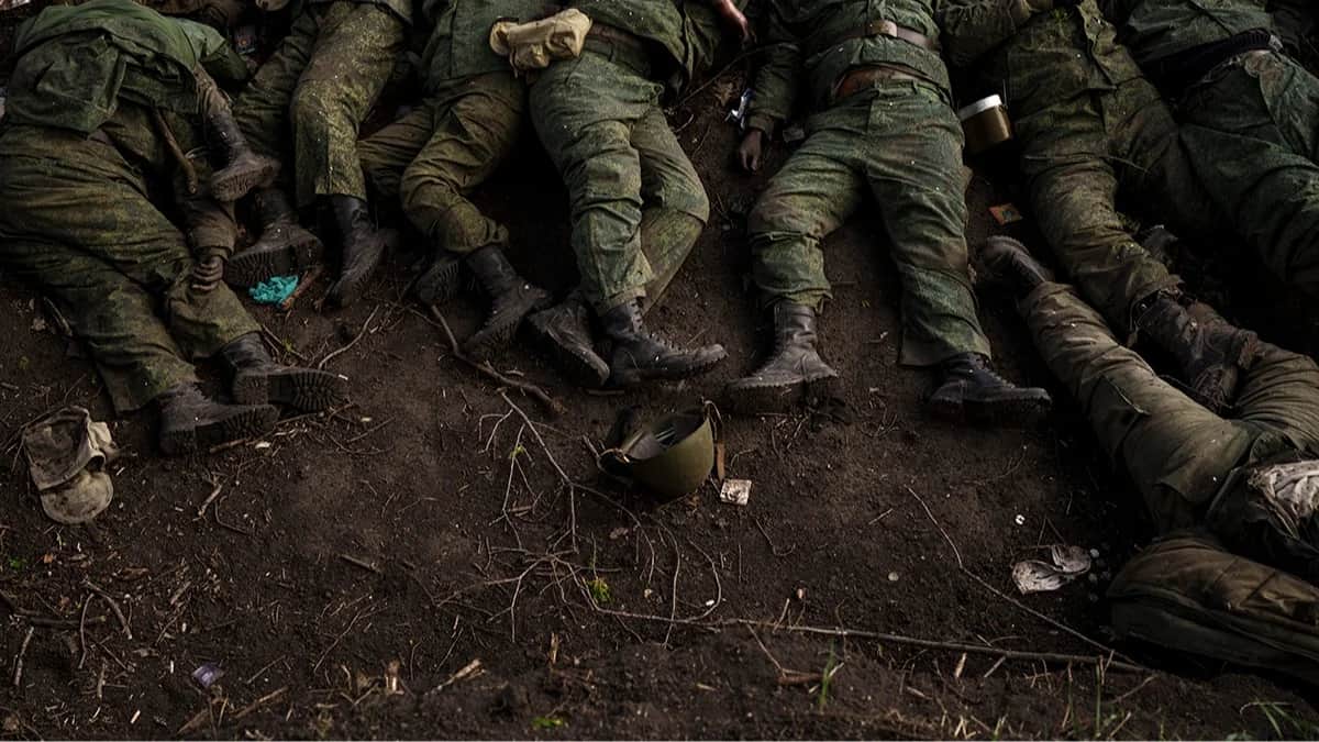 Тела 11 российских солдат на земле в селе Ольховка под Харьковом, Украина, 9 мая 2022 года. Фото: Felipe Dana / AP / Scanpix / LETA