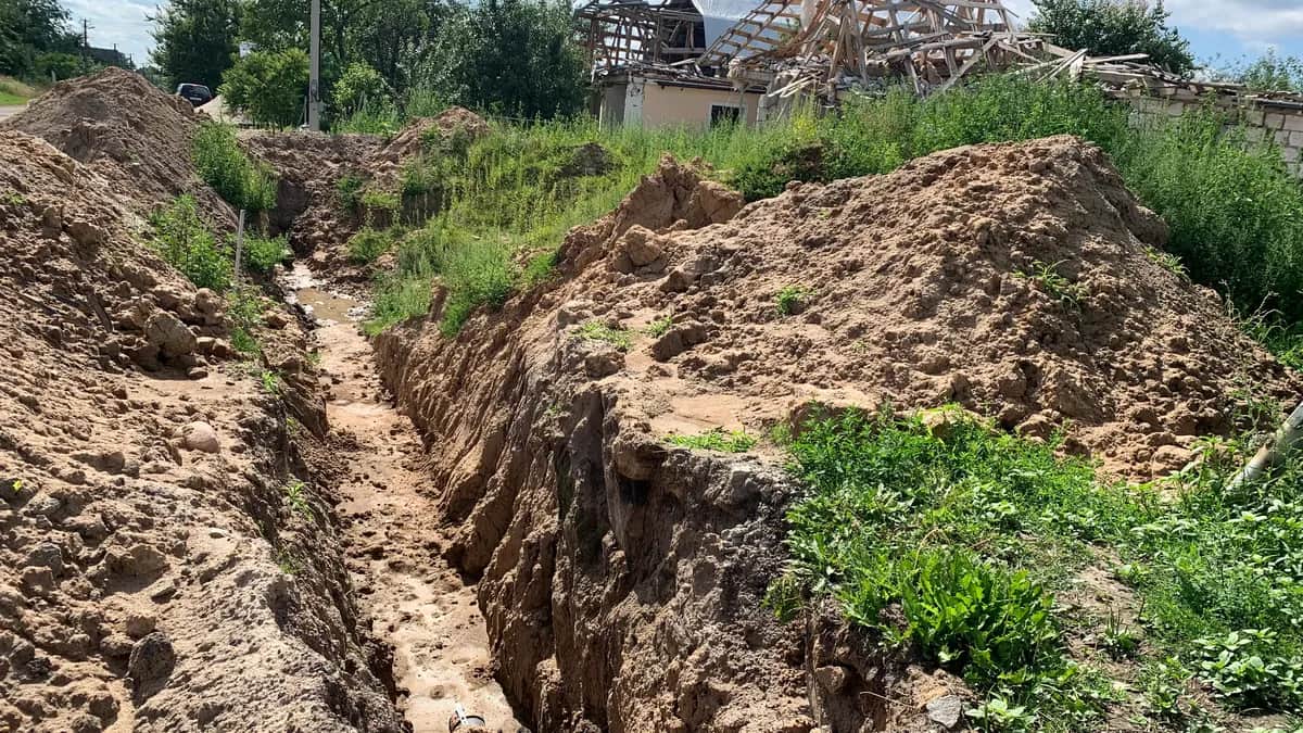 Воронка от одной из авиабомб на разрушенной улице Шевченко. Фото: Ольга Мусафирова.