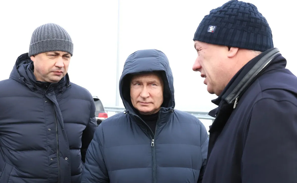 Владимир Путин, Марат Хуснуллин (справа) и Никита Храпов на Крымском мосту. Фото: Сайт Президента России