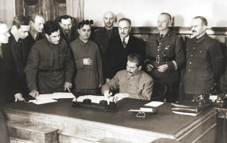 Подписание советско-польской декларации. За спиной Иосифа Сталина стоят: Сикорский, посол Станислав Кот, генерал Андерс. Фото: Wikimedia Commons , ISBN 8321402968,