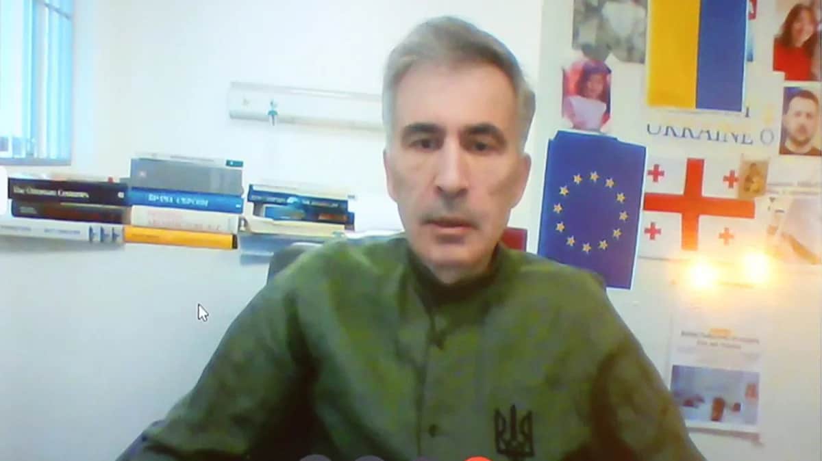 Михаил Саакашвили по видеосвязи выступает на судебном заседании по делу о жестоком разгоне антиправительственных протестов в 2007, Грузия, 27 октября 2023 года. Фото: Irakli Gedenidze / EPA-EFE