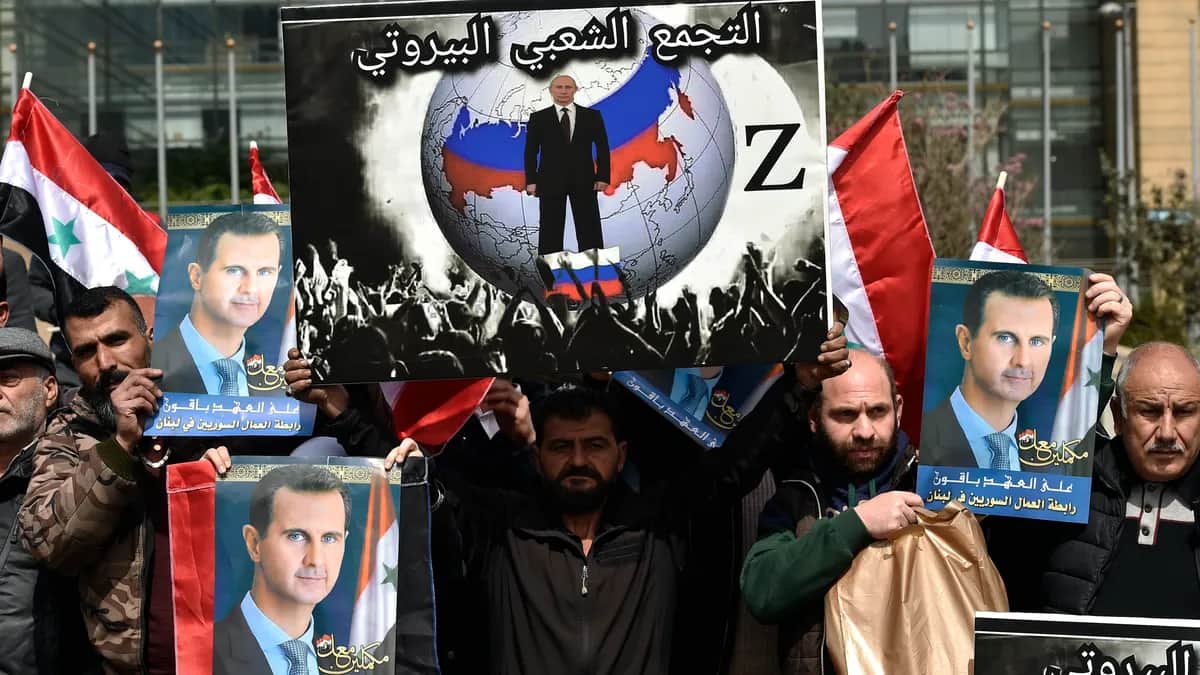 Syrian workers living in Lebanon hold pictures of Vladimir Putin and Bashar al-Assad during a pro-Russia protest in front of the UN headquarters in Beirut, Lebanon, 20 March 2022. Photo: EPA-EFE/WAEL HAMZEH