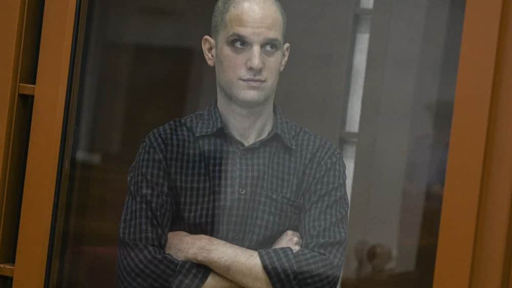 WSJ correspondent Evan Gershkovich stands in a glass cage prior to a hearing in Yekaterinburg's Sverdlovsk Regional Court, Yekaterinburg, Russia, 26 June 2024. Photo: EPA-EFE/STRINGER