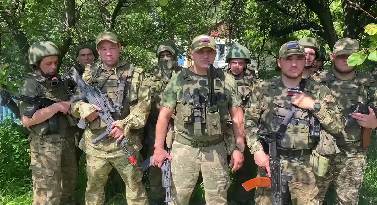 Командир штурмового отряда «Шторм Z» Алиетдин Махмудов (позывной Али) и его бойцы. Фото: скрин видео