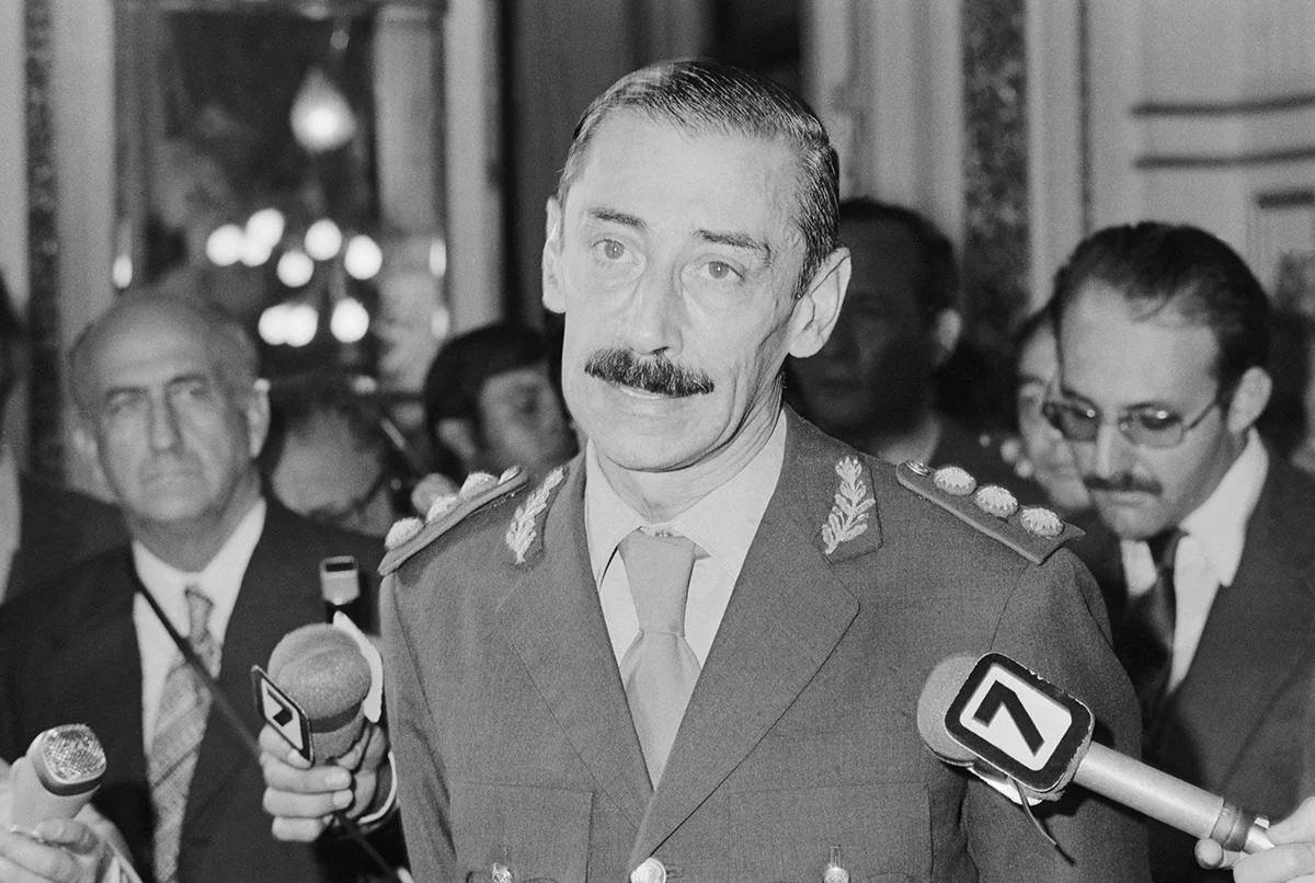 Генерал-лейтенант Хорхе Видела встречается с иностранной прессой в президентском дворце. Видела был приведен к присяге в качестве президента 29 марта 1976, через пять дней после свержения Исабель Перон. Фото: Bettmann / Kontributor / Getty Images