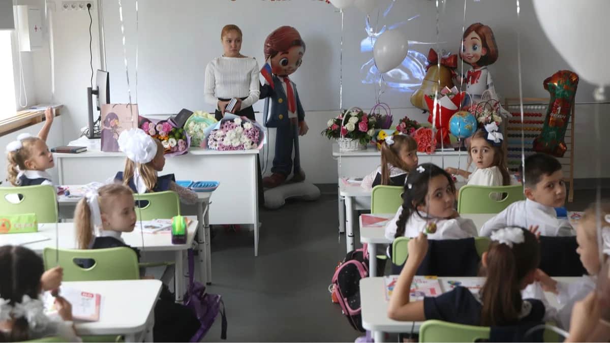Первоклассники на первом уроке в школе в Москве, 1 сентября 2025 года. Фото: Максим Шипенков / EPA