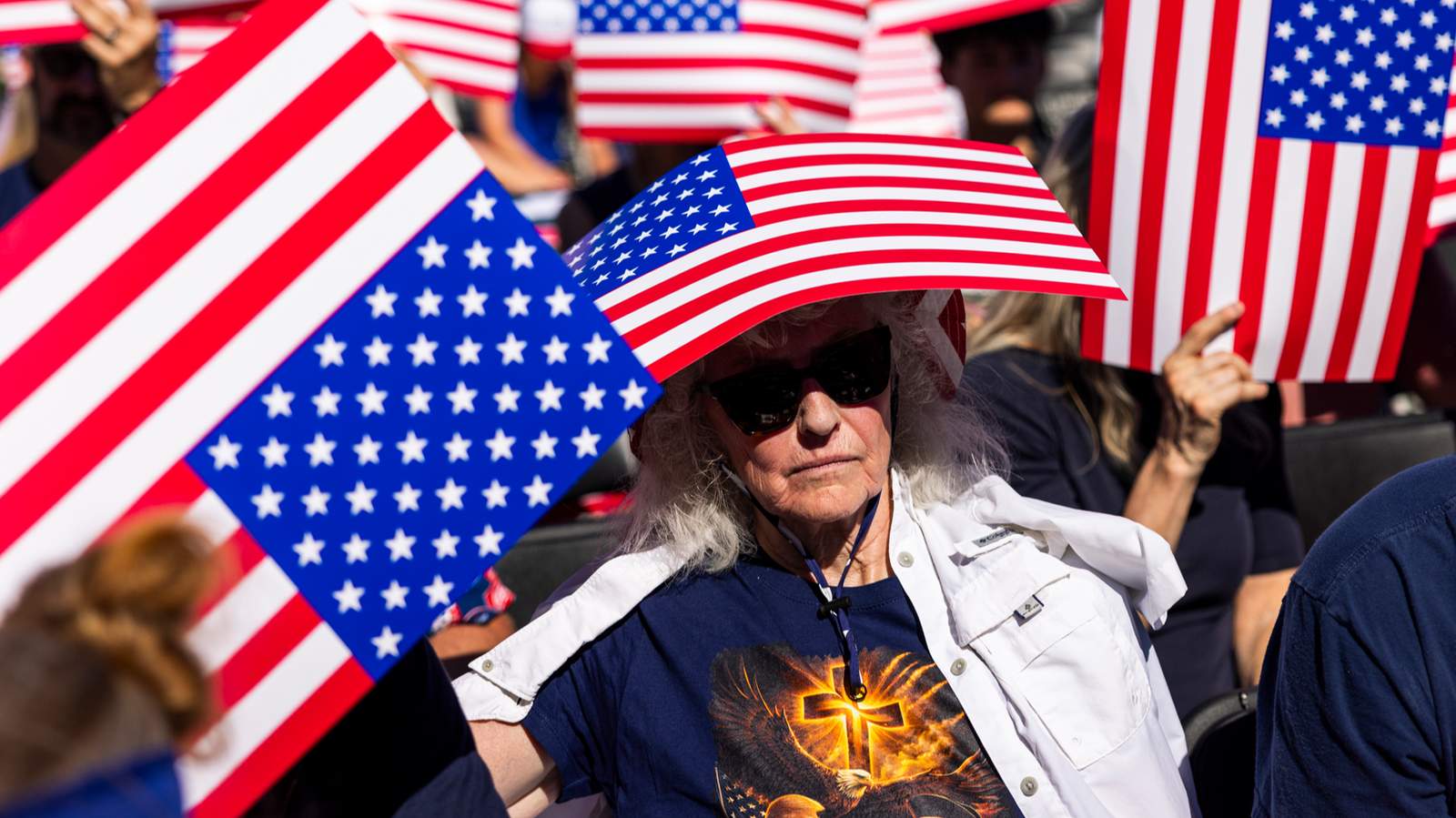 Посетители на концерте по случаю открытия ярмарки Freedom 250 Great American State Fair на Национальной аллее в Вашингтоне, округ Колумбия, США, 24 июня 2026 года. Фото: Jim Lo Scalzo / EPA