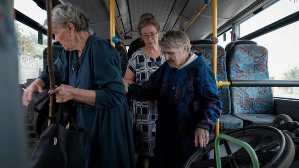 Civilians evacuate from the frontline city of Pokrovsk, 5 September. Photo: EPA-EFE/MARIA SENOVILLA