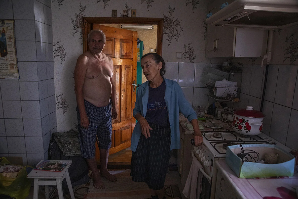 Евгений и Лидия Шматко в чужом доме, куда их пустили временно пожить. Фото: Анатолий Ольшанский