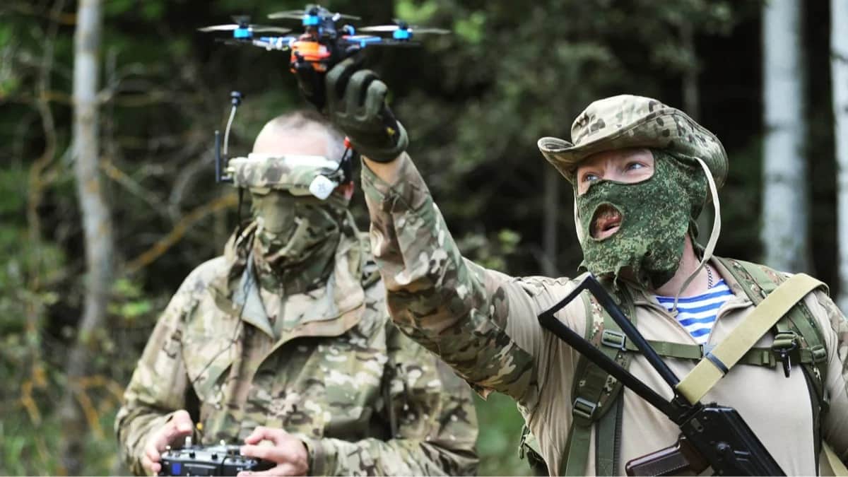 Российские военнослужащие испытывают FPV-дрон, Тамбовская область, 25 августа 2023 года. Фото: Алексей Сухоруков / Спутник / Imago Images / Scanpix / LETA