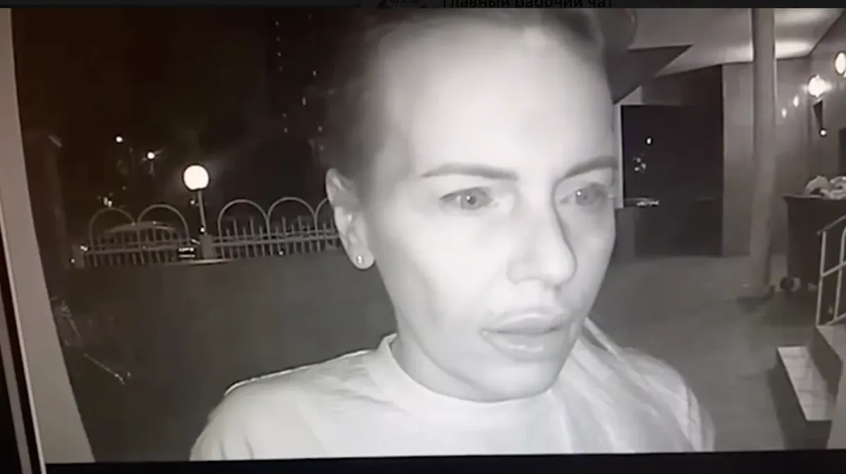 Наталья Вовк на записи камер подъезда Ирины Дугиной. Фото: скрин видео