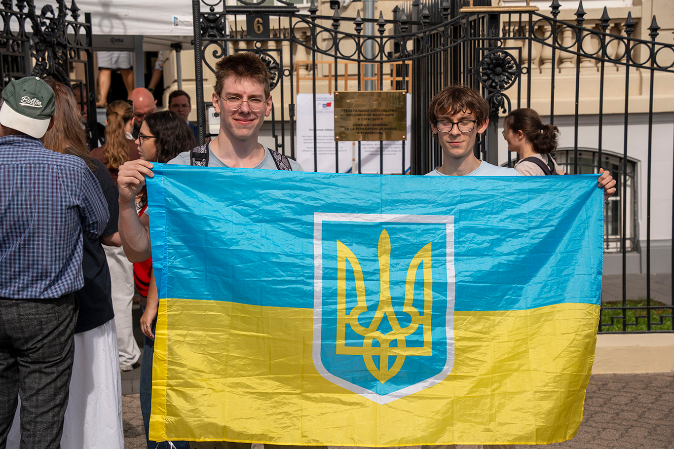 Избиратели с флагом Украины. Страсбург, Франция. 20 сентября 2026 года. Фото: Александр Степанов / «Новая газета Европа»