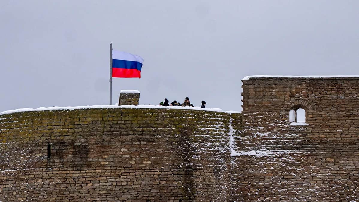 Российский флаг над крепостью в Ивангороде, 15 декабря 2024 года. Фото: Marko Mumm / AFP / Scanpix / LETA