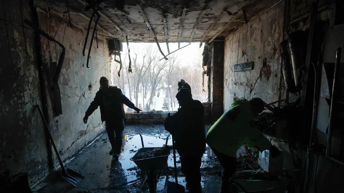 Ukrainians clear debris from the site of a Russian drone strike on a medical clinic in Kyiv, Ukraine, 5 January 2026. Photo: EPA / Sergey Dolzhenko