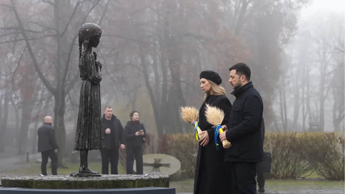 Ukrainian President Volodymyr Zelensky and his wife Olena Zelenska place sheaves of wheat at the National Museum of the Holodomor-Genocide in Kyiv, Ukraine, 22 November 2025. Photo: EPA / Presidential Press Service