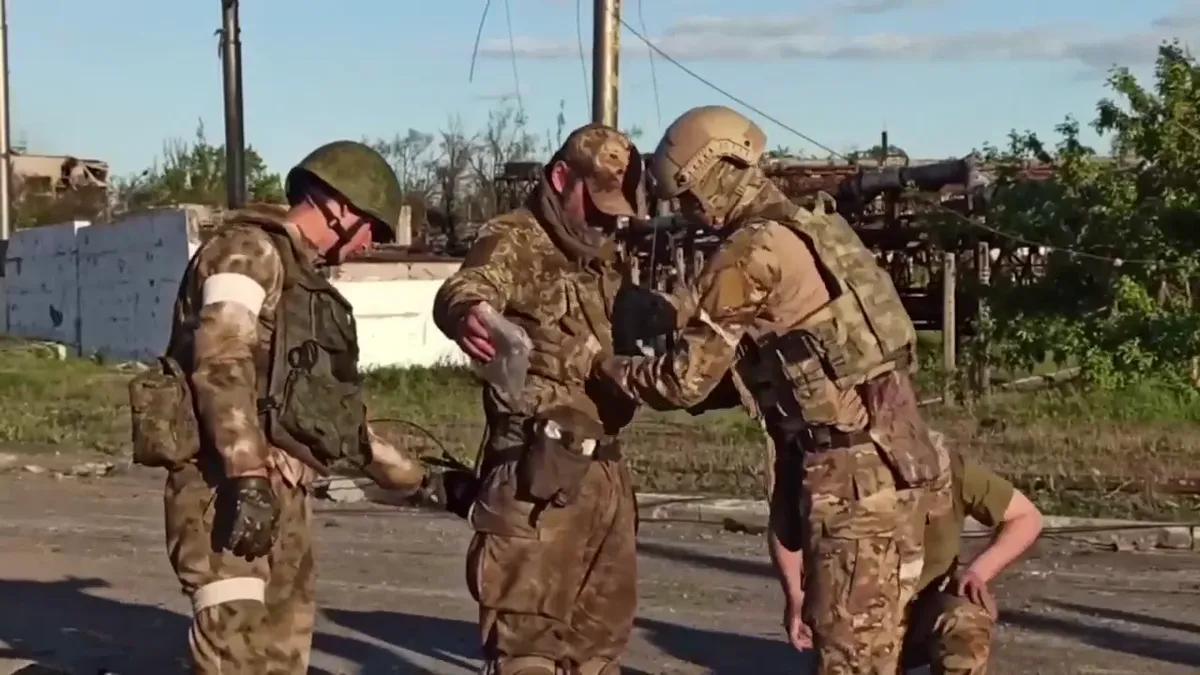 «Кадры сдачи в плен боевиков националистического подразделения «Азов» и украинских военнослужащих, заблокированных на заводе «Азовсталь» в Мариуполе». Скриншот видео Минобороны РФ