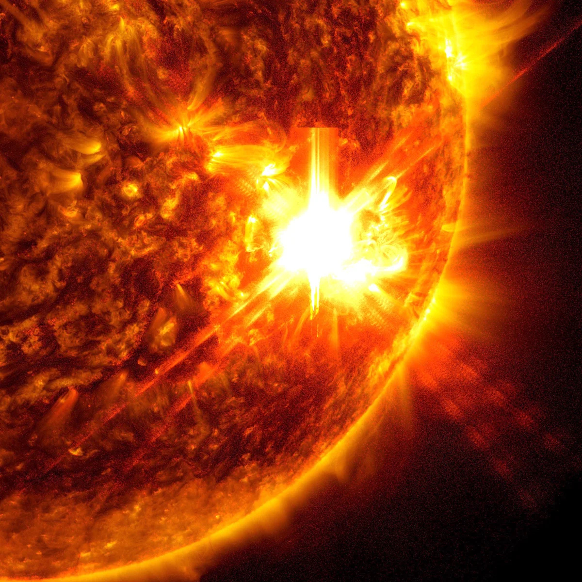 Сильная вспышечная активность на Солнце, 10 мая 2024 года. Фото: NASA / SDO