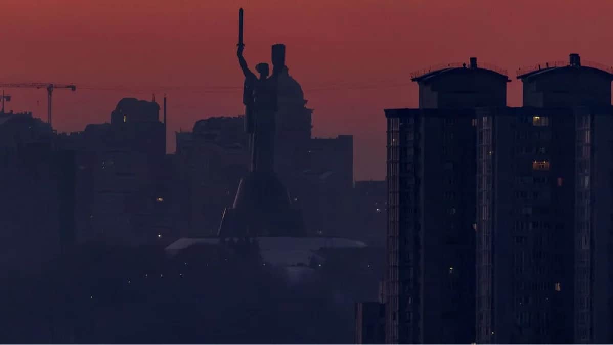 High rises in the dark amid power cuts and sub-zero temperatures after Russian strikes on civilian infrastructure, Kyiv, Ukraine, 19 January 2026. Photo: Vladyslav Sodel / Reuters / Scanpix / LETA