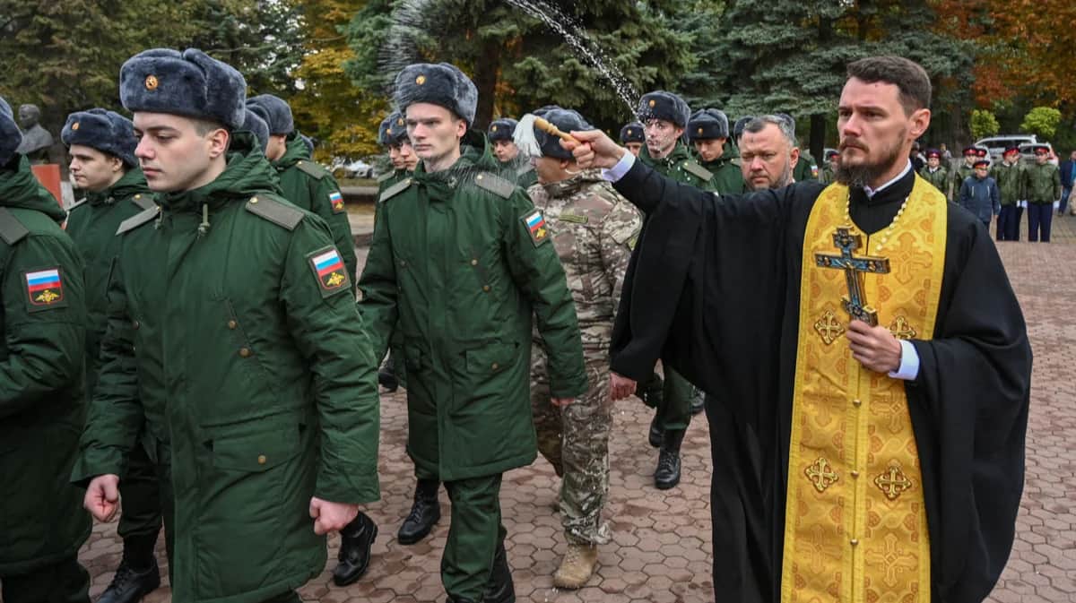 Православный священник благословляет российских призывников, отправляющихся к местам службы, Батайск, Ростовская область, 20 октября 2024 года. Фото: Сергей Пивоваров / Reuters / Scanpix / LETA