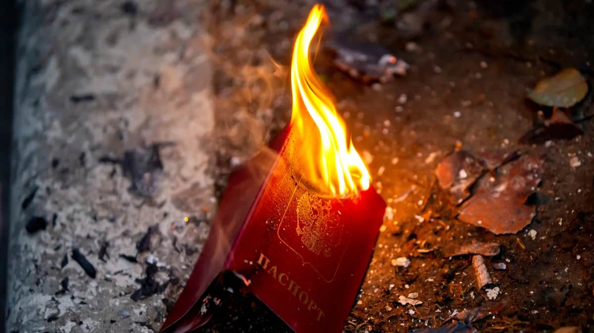 Сожжение российского паспорта у посольства РФ в Кишиневе, 16 февраля 2024 года. Фото: Dumitru Doru / EPA-EFE