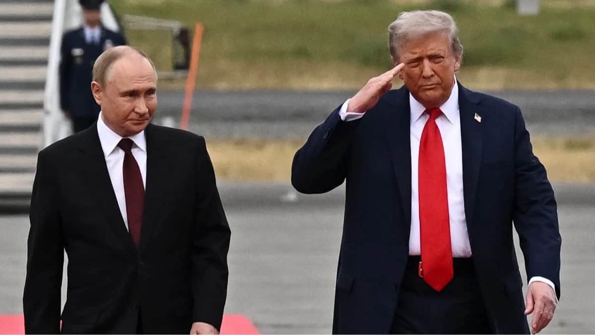 Дональд Трамп приветствует Владимира Путина во время их встречи в Анкоридже, Аляска, США, 15 августа 2025 года. Фото: Сергей Бобылев / Спутник / Kremlin / EPA