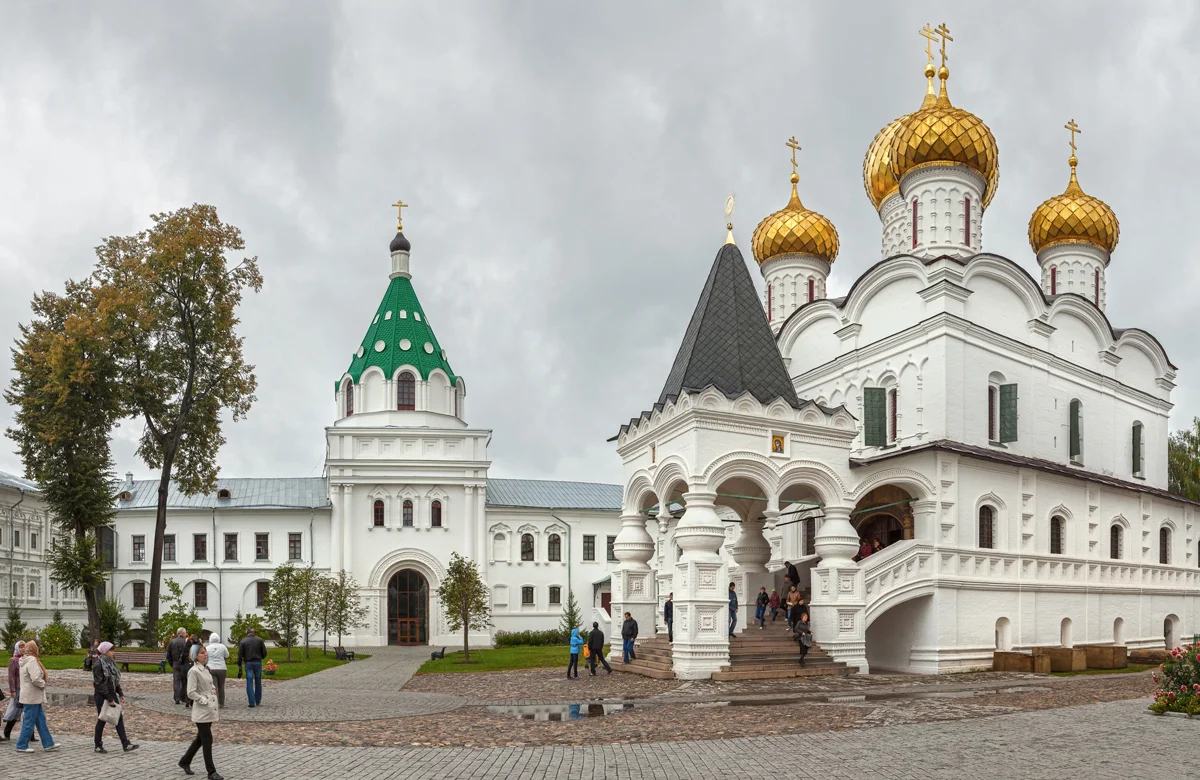 Внутренний двор Ипатьевского монастыря в Костроме, 2011 год. Фото: Антон Зеленов / Wikimedia (CC BY-SA 3.0)