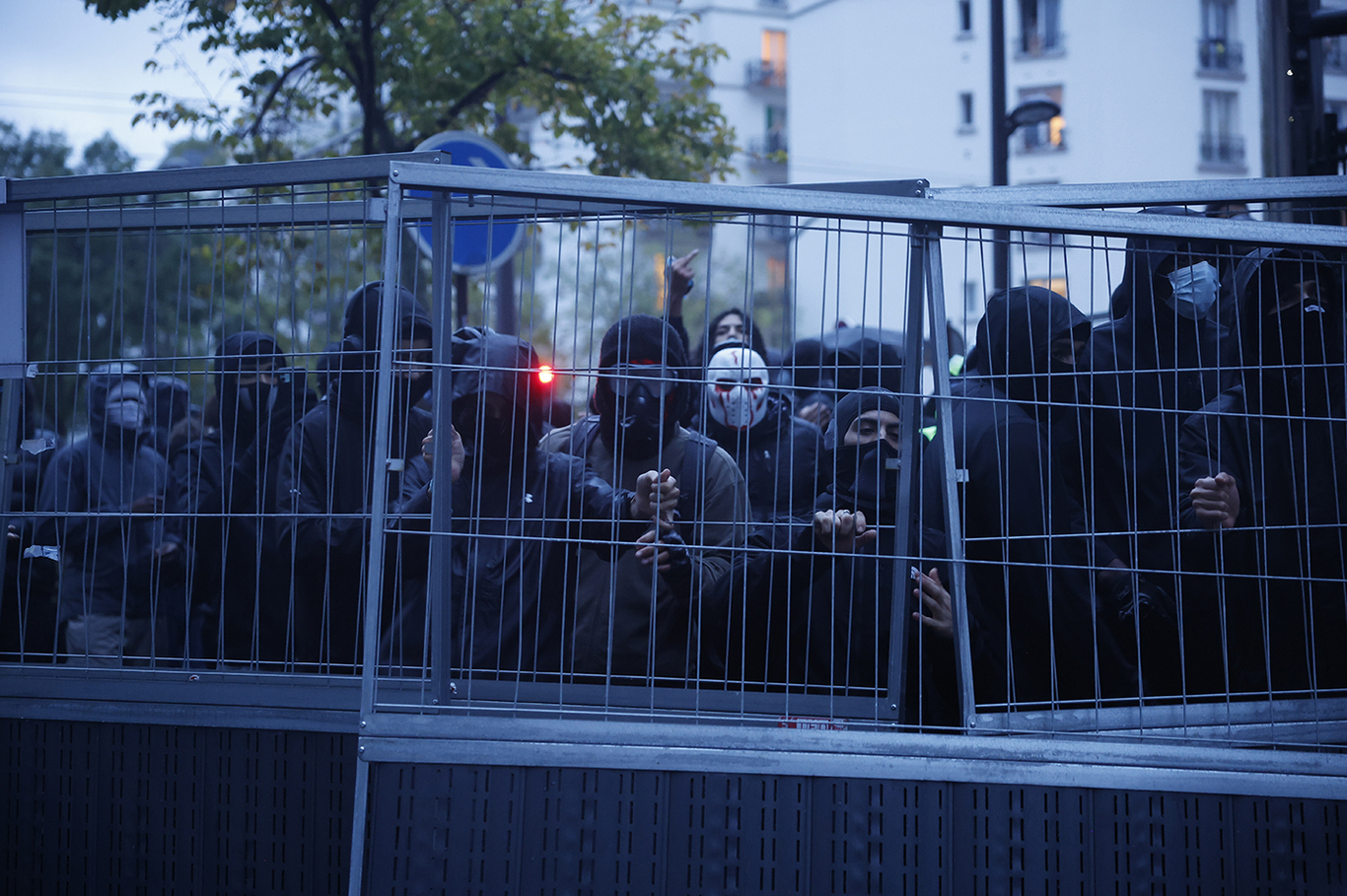 Протестующие во время демонстрации. Париж, Франция. 24 октября 2026 года. Фото: Yoan Valat / EPA