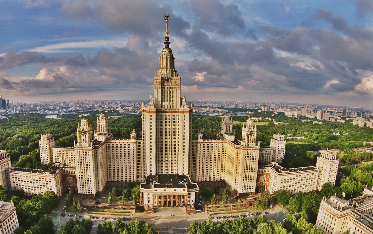 Главное здание МГУ имени М. В. Ломоносова в Москве. Фото: Wikimedia Commons , CC BY-SA 4.0