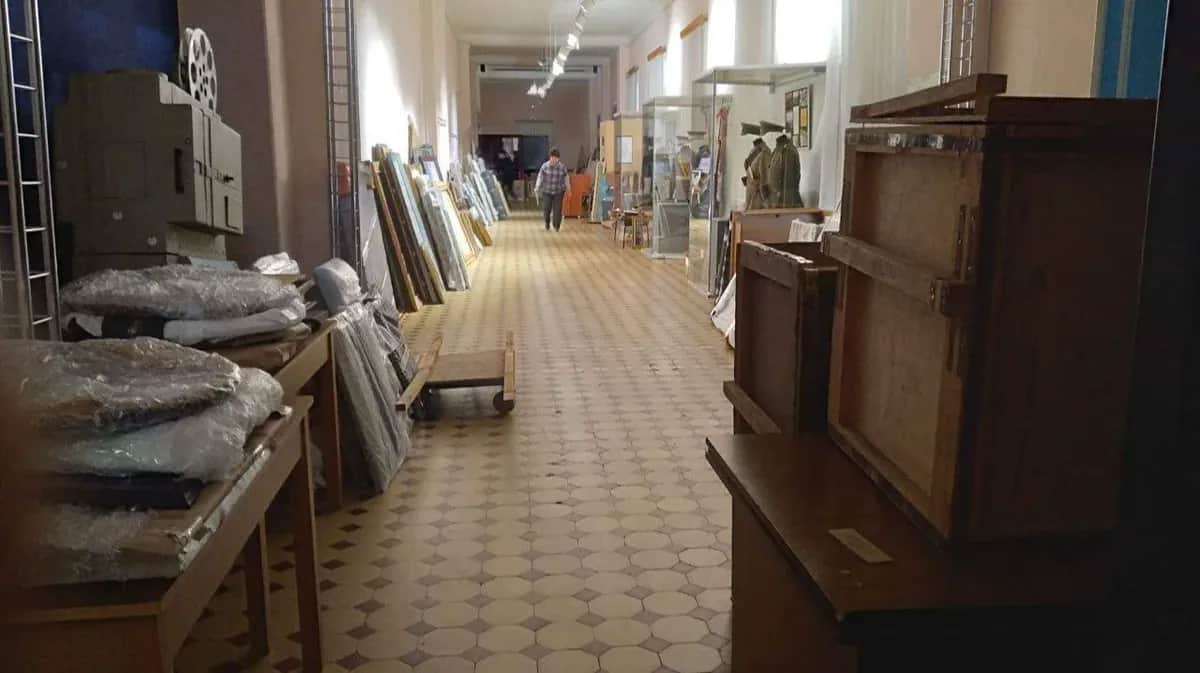 The collection being unloaded in Simferopol’s Tavrida museum. Photo from Alyna Dotsenko’s personal archive