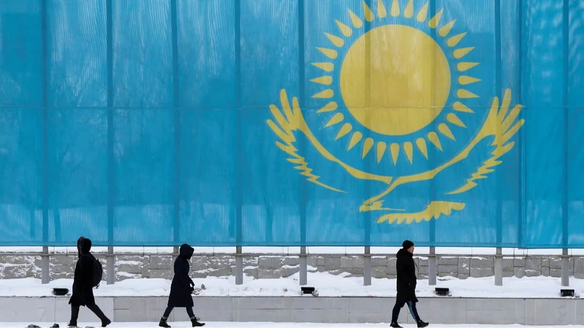Прохожие на фоне флага Казахстана в Астане, Казахстан, 5 марта 2019 года. Фото: Павел Михеев / Reuters / Scanpix / LETA